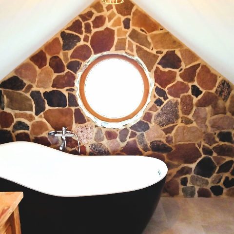 Cladding the wall with natural slate stone. Interior with character. 